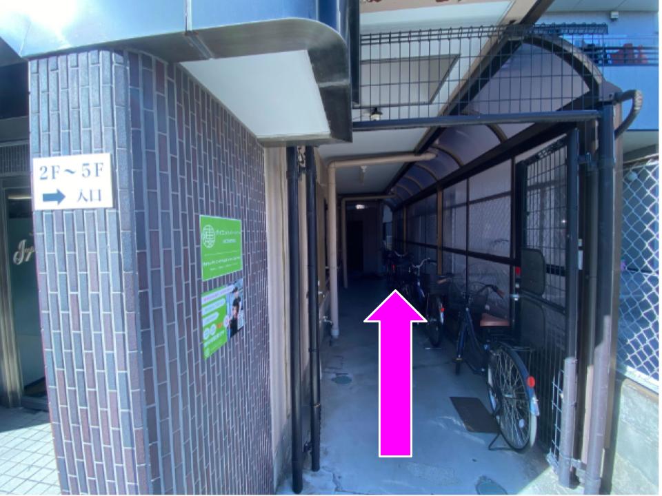 こちらから入り、エレベーター or 階段へ2Fへ上がります。
